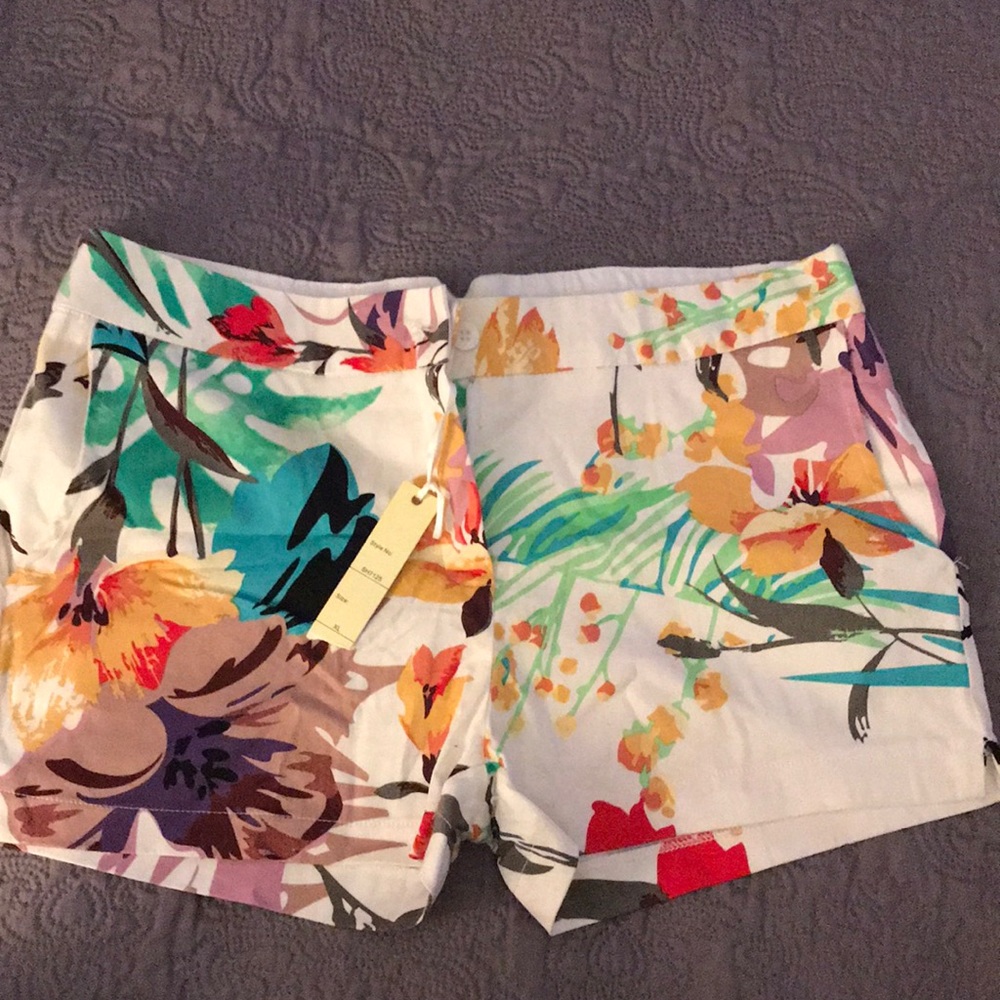 New. Girl floral shorts